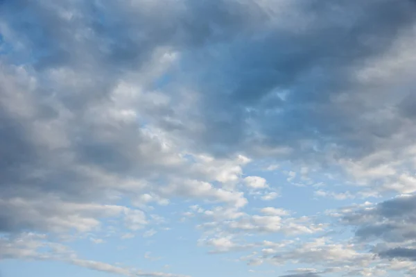 Naturlig himlens sammansättning. Solig stor blå himmel abstrakt bakgrund. Vacker molnlandskap, utsikt över vita fluffiga moln. Frihetskonceptet, på himlen. Inslag i konstruktionen. — Stockfoto