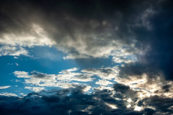 Natürliche Himmelszusammensetzung. Dunkle, bedrohlich bunte Gewitterwolken. Dramatischer Himmel. Bewölkte, stürmische Wolkenlandschaft. Gewitter. Element des apokalyptischen Designs. Getönt. — Stockfoto