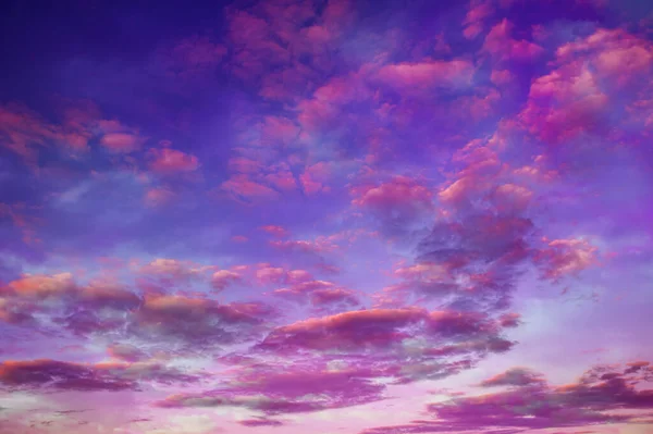 Naturlig himmelsammensetning. Solnedgang, dramatisk himmelbakgrunn ved soloppgang. Vakkert skydekke, utsikt over myke, fargerike skyer. Frihetskonseptet på himmelen. Solnedgangslandskap i skumringen. – stockfoto