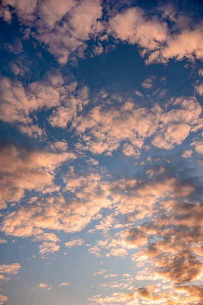 Doğal gökyüzü bileşimi. Gün batımı, gün doğumu dramatik gökyüzü soyut arkaplan. Güzel bulutlu bir manzara, pofuduk renkli bulutların manzarası. Cennetteki özgürlük kavramı. Alacakaranlık gün batımı doğa manzarası. — Stok fotoğraf