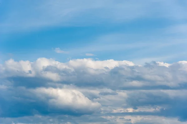 Composition naturelle du ciel. Ensoleillé vaste ciel bleu fond abstrait. Beau paysage nuageux, vue sur les nuages blancs et duveteux. Concept de liberté, au paradis. Élément de conception. — Photo