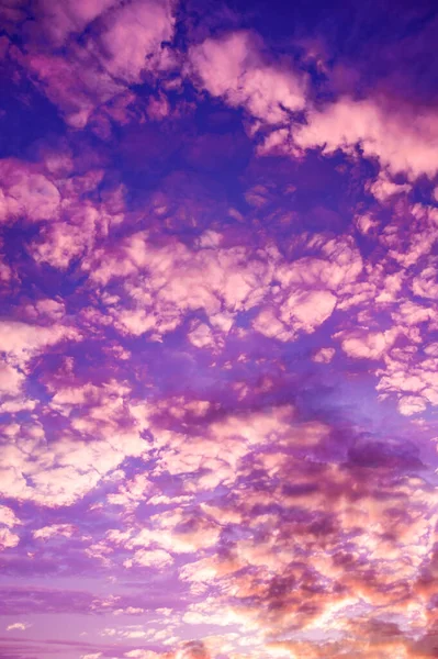 自然的天空组成。日落,日出戏剧性的天空,抽象的背景.美丽的云彩,在蓬松多彩的云彩上尽收眼底.自由的概念，在天上。黄昏落日自然景观. — 图库照片