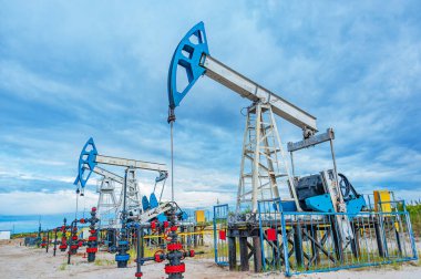 Petrol konsepti. Petrol pompası. Petrol ve gaz üretimi. Petrol sahası. Pompa Jack çalışıyor. Fosil yakıt üretimi ve ham petrol üretimi için sondaj rayları. Küresel kriz. Petrol fiyatlarıyla savaş.
