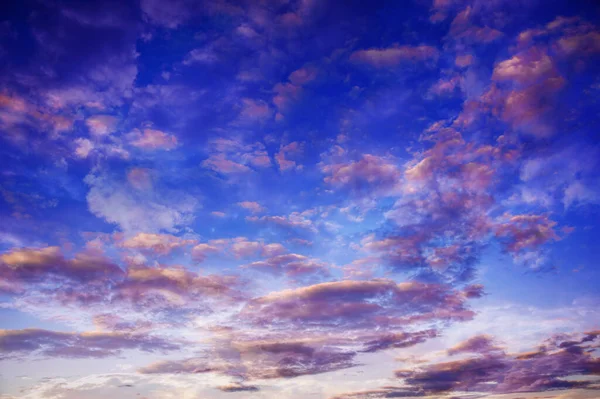 自然的天空组成。日落,日出戏剧性的天空,抽象的背景.美丽的云彩,在蓬松多彩的云彩上尽收眼底.自由的概念，在天上。黄昏落日自然景观. — 图库照片