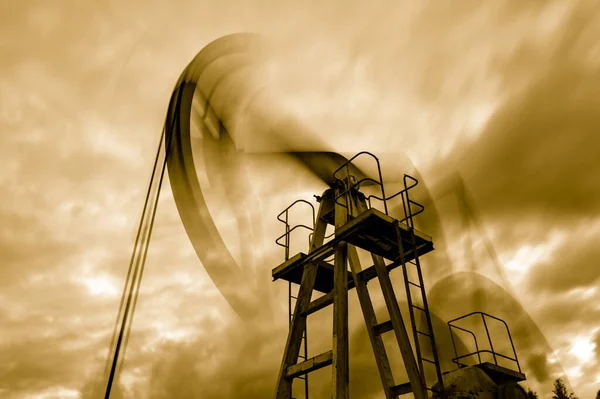 Petroleum concept. Oil pump rig. Oil and gas production. Oilfield site. Pump Jack are running. Drilling derricks for fossil fuels output and crude oil production. Global crisis. War on oil prices. — Stock Photo, Image