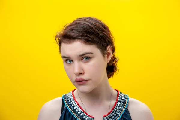 Närbild mode porträtt vacker ung brunett kvinna på gul bakgrund. Kopiera utrymme. — Stockfoto