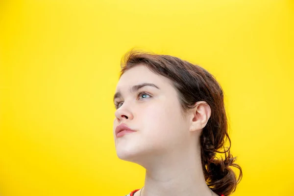 Close up fashion portrait beautiful young brunette woman on yellow background. Copy space. — Stock Photo, Image