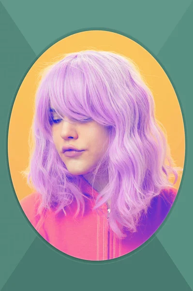 Konstcollage. Närbild mode porträtt vacker ung kvinna med rosa hår på gul bakgrund. Kreativ vogue koncept bild i samtida popkonst stil. — Stockfoto