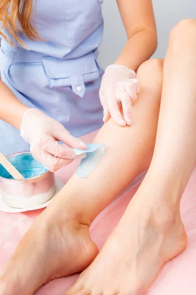 Sucre et épilation des pieds dans le salon de beauté. Débarrassez-vous des poils sur les jambes. Du sucre. Maître cosmétologue enlever les poils sur les jambes. Esthéticienne au spa. Concept cosmétologie. — Photo