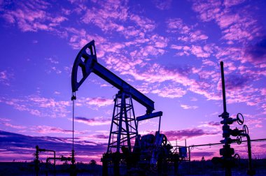 Petrol konsepti. Petrol pompası. Petrol ve gaz üretimi. Petrol sahası. Pompa Jack çalışıyor. Fosil yakıt üretimi ve ham petrol üretimi için sondaj rayları. Küresel kriz. Petrol fiyatlarıyla savaş.