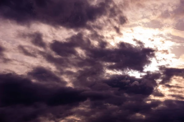 Composição do céu natural. Nuvens coloridas escuras de chuva de tempestade ameaçadoras. Céu dramático. Nuvens tempestuosas nubladas. Trovoada. Elemento do projeto do apocalipse. Tonificado . — Fotografia de Stock