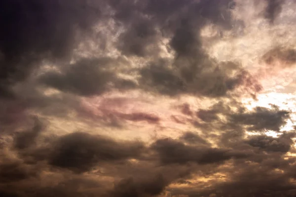 Natuurlijke lucht samenstelling. Donkere onheilspellende kleurrijke storm regenwolken. Dramatische lucht. Bewolkt stormachtig wolkenlandschap. Onweer. Element van apocalyps ontwerp. Getooid. — Stockfoto