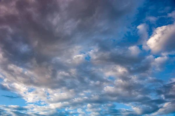 自然の空の組成。晴れ広大な青空の抽象的な背景。美しい雲、白いふわふわの雲の上に表示します。自由の概念は、天国で。意匠の要素. — ストック写真