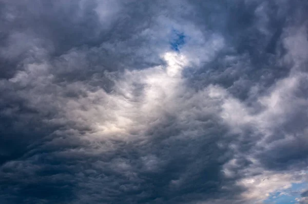 Естественный состав неба. Темно-зловещие разноцветные дождевые облака. Драматическое небо. Облачный штормовой пейзаж. Гроза. Элемент апокалипсиса. Toned. — стоковое фото