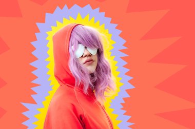 Parlak mavi pembe arka planda pembe saçlı alternatif funky kız sanat kolajı. Kapüşonlu ve beyaz gözlüklü güzel bir kadının moda portresini kapat. Sıra dışı gençlik moda konsepti