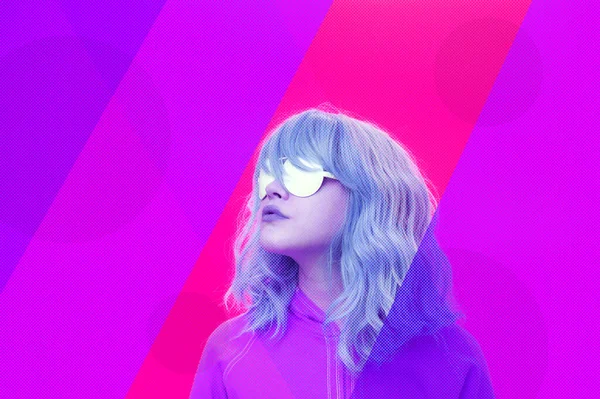 Collage de arte con chica funky alternativa con el pelo azul sobre un fondo púrpura azul brillante. Primer plano retrato de moda joven hermosa mujer en gafas. Concepto inusual de moda juvenil. — Foto de Stock