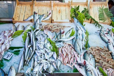 Taze çiğ balık ve gıda pazarında Satılık buzda büyük karides