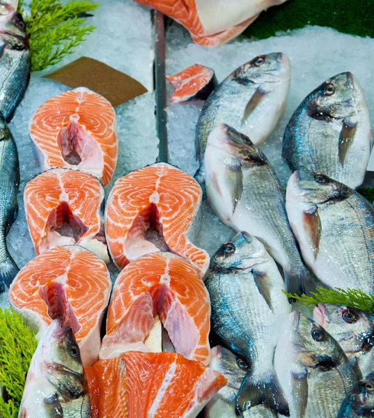 Färsk Röd Lax Och Dorado Fisk Isen Till Salu Matmarknad — Stockfoto