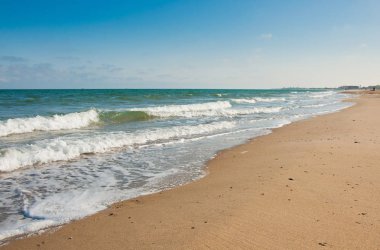 Güzel deniz manzarası. Plaj kum, temiz mavi su ve dalgalar. Zatoka, Odessa region, Ukrayna