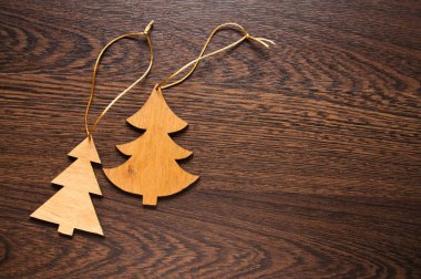 İki el yapımı Noel ağacı ahşap arka plan üzerinde. Noel süsleri, oyuncak, hediye ya da Hatıra Eşyası