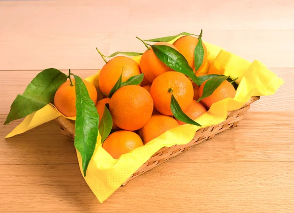 Fresh Tangerines Green Leaves Basket Wooden Table — Stock Photo, Image