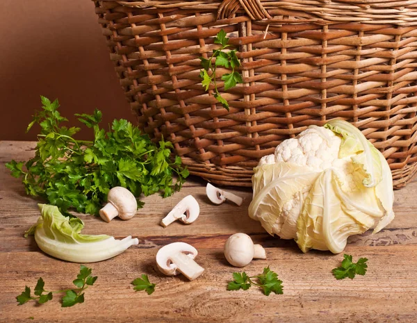 Coliflor Cruda Fresca Perejil Champiñones Sobre Una Vieja Mesa Madera — Foto de Stock