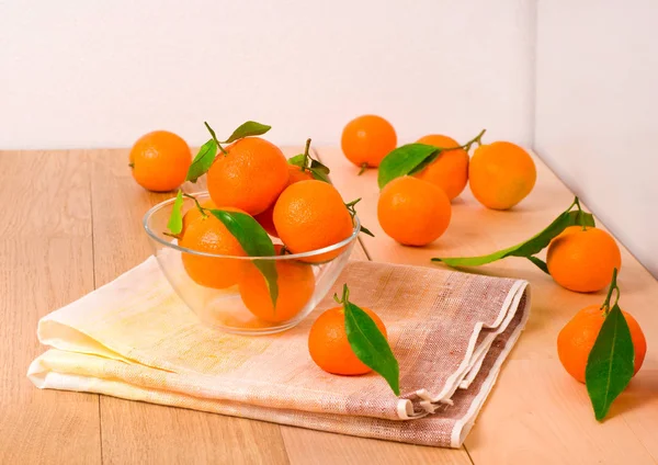 Mandarines Sucrées Avec Des Feuilles Dans Bol Verre Sur Table — Photo