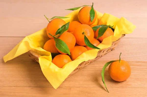 Tangerines Green Leaves Basket Wooden Table — Stock Photo, Image