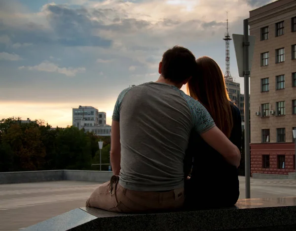 Happy Young Romantic Couple Sitting Street City Enjoying Sunset Love — Stock Photo, Image