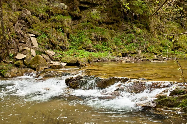 Floden bergslandskap — Stockfoto