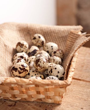 Sepette çuval üzerinde bıldırcın yumurta