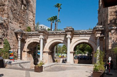 Antalya, Türkiye - 22 Eylül 2018: Antalya'nın Kaleiçi ilçesinde hadrian kapısı