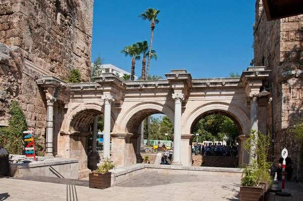 Antalya, Turquia - 22 de setembro de 2018: Porta de Adriano no distrito de Kaleici, na cidade velha de Antalya, Turquia — Fotografia de Stock
