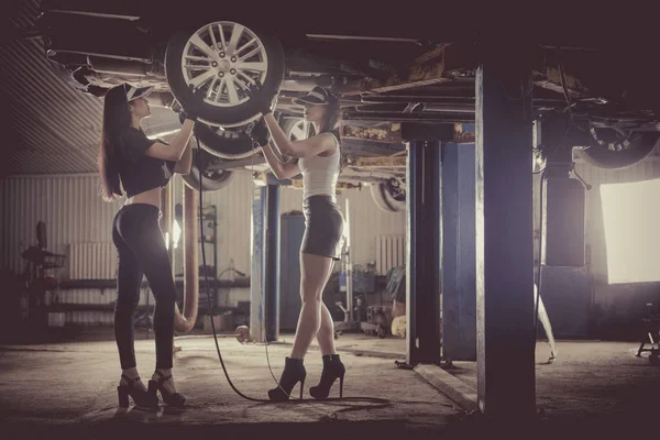 Duas Mulheres Mecânicas Estão Reparando Carro Elevador — Fotografia de Stock