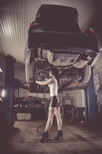 Femme Mécanicien Est Réparation Une Voiture Sur Ascenseur — Photo