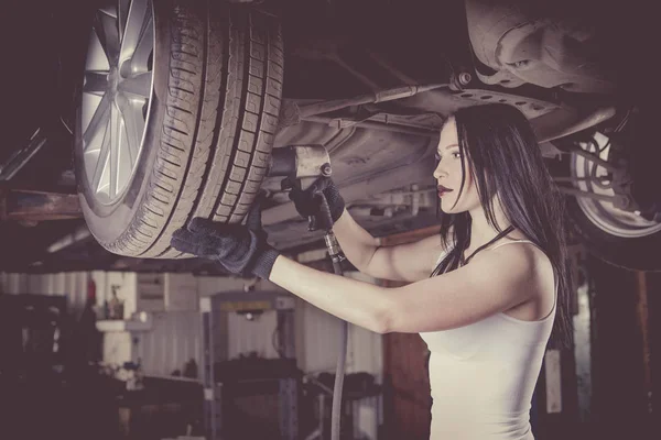 Женщина Механик Ремонтирует Машину Лифте — стоковое фото