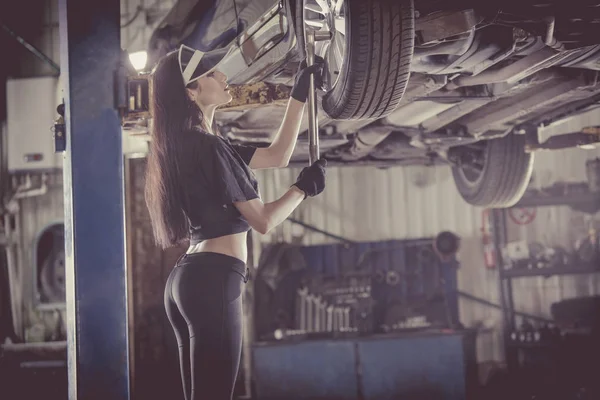 Женщина Механик Ремонтирует Машину Лифте — стоковое фото