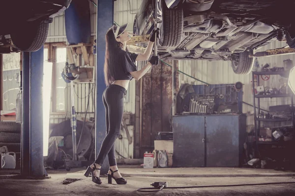 Kobieta Mechanik Naprawia Samochód Wyciągu — Zdjęcie stockowe