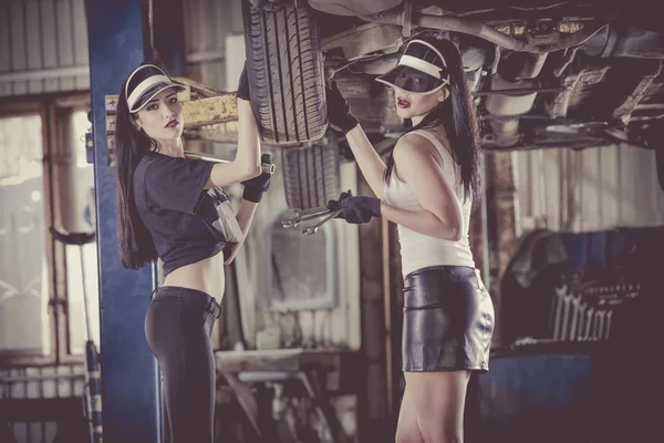 Two Women Mechanics Repairing Car Lift — Stock Photo, Image