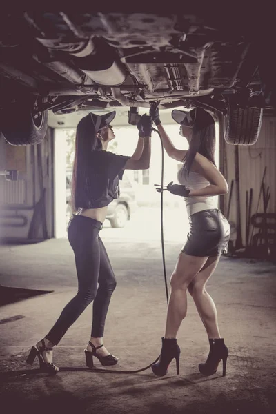 Duas Mulheres Mecânicas Estão Reparando Carro Elevador — Fotografia de Stock