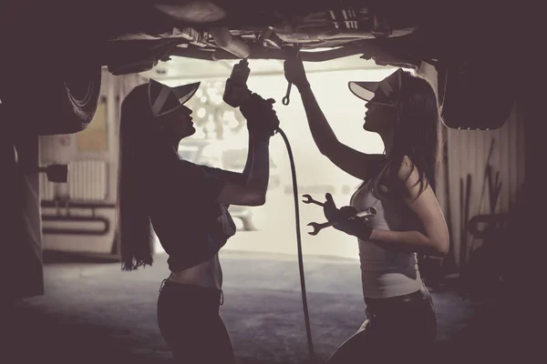 Duas Mulheres Mecânicas Estão Reparando Carro Elevador — Fotografia de Stock