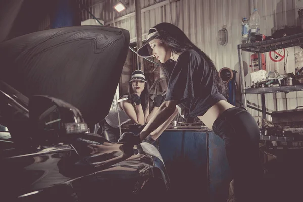 Women Mechanics Inspecting Engine Service Station — Stock Photo, Image