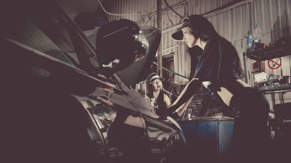 Mulheres Mecânicas Estão Inspecionando Motor Estação Serviço — Fotografia de Stock