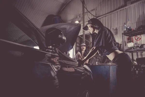 Las Mujeres Mecánicas Están Inspeccionando Motor Estación Servicio — Foto de Stock