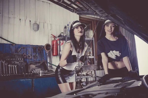 Vrouwen Mechanica Inspecteert Motor Het Tankstation — Stockfoto