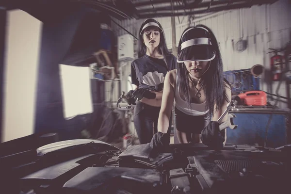 Vrouwen Mechanica Inspecteert Motor Het Tankstation — Stockfoto