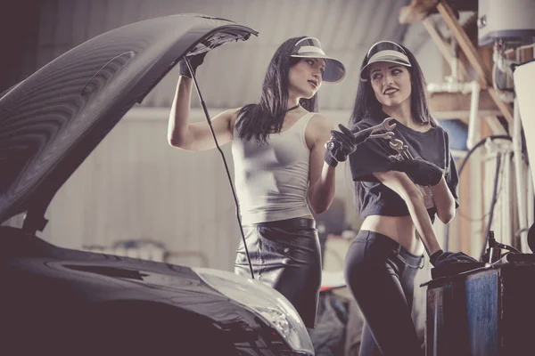 Las Mujeres Mecánicas Están Inspeccionando Motor Estación Servicio — Foto de Stock
