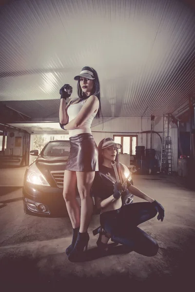 Дві Жінки Механіки Тримають Інструменти Перед Автомобілем — стокове фото