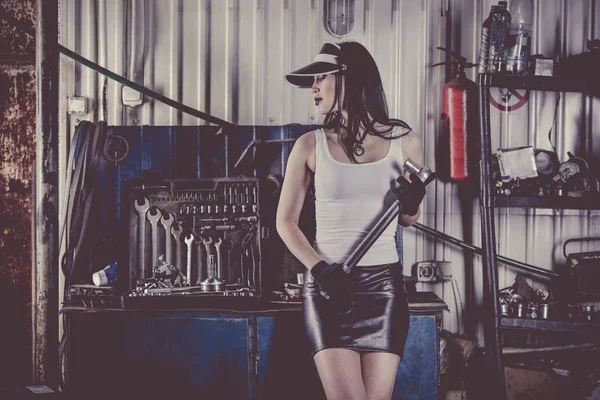 Woman Mechanic Holding Cylinder Key Front Workbench — Stock Photo, Image