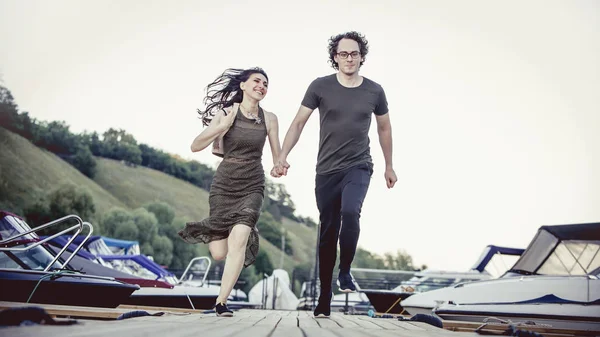 Casal Romântico Está Correr Cais Fundo Verão — Fotografia de Stock